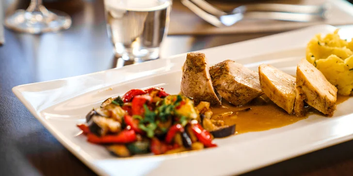 Čeká vás skvěle zkombinované tříchodové menu. Jako hlavní chod se servíruje dorůžova pečená vepřová panenka a kuřecí prsíčka.