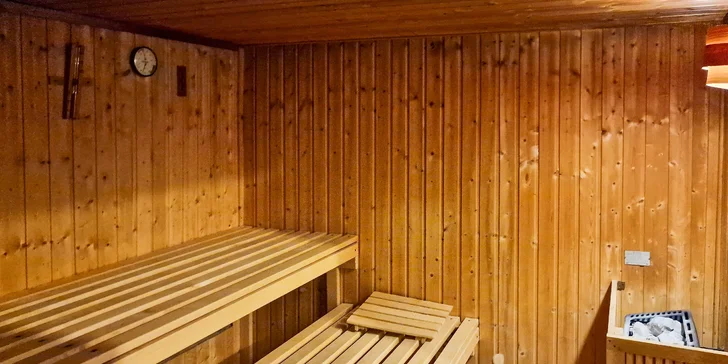 Zaplavete si ve vnitřním bazénu, prohřejete se v sauně a odpočinete si v relaxační místnosti. 