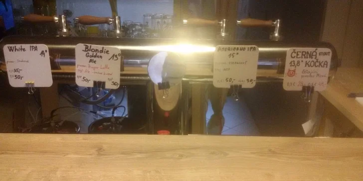 Na čepu se střídají piva z řemeslných a středních pivovarů.