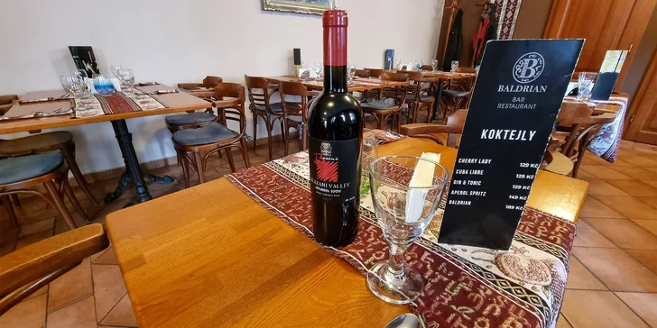 Pro hladovější krky, kteří rádi okusí cizokrajnou kuchyni ve dvou, pak vyberte variantu menu se šašliky podávané s červeným vínem nebo limčou. 
