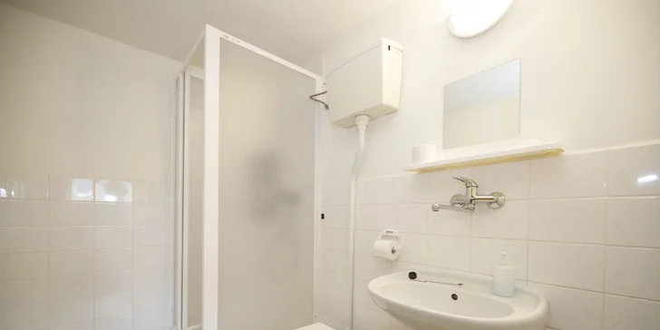 Součástí všech pokojů je sprchový kout, umyvadlo a WC.