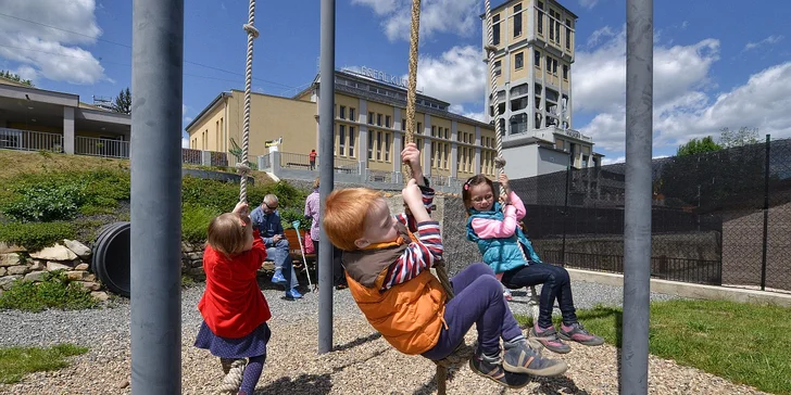 Permonium a Duhový svět spolu přímo sousedí, pokladnu a parkoviště mají společné. 