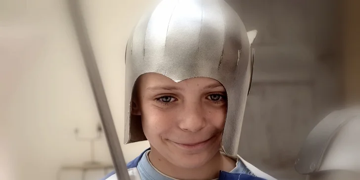 Tak tohle je k nevíře! Vaše dítko tady prý pasují na rytíře. 