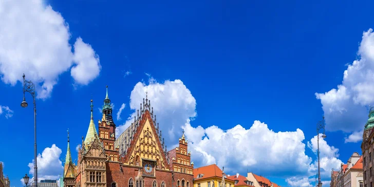 Za návštevu stojí aj hlavné námestie Rynek Glowny, kde stojí gotická mestská radnica.