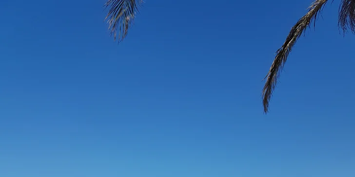 Všechny pokoje mají balkon, sedět se dá i na terase. 