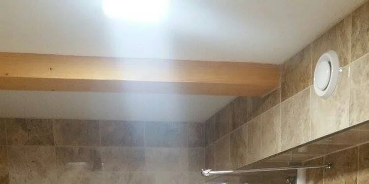 Oba typy pokojů mají vlastní koupelnu. 
