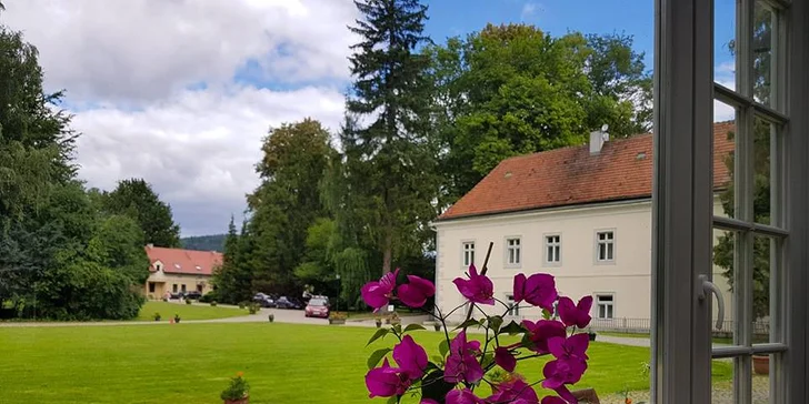 Poseďte na terase a dejte si kávu či dezert od lokálních cukrářů. V některých balíčcích máte 15% slevu na další útratu v restauraci a baru.