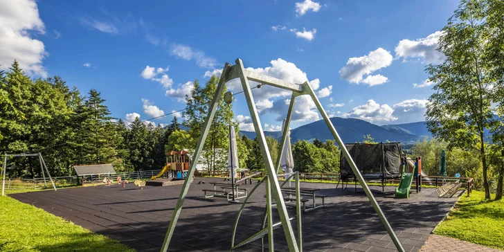 Venkovní hřiště je plné atrakcí včetně trampolíny. 