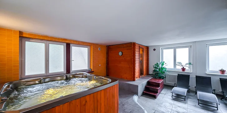 Ve wellness je vířivka a sauna.