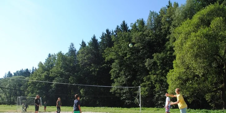 Jedním ze sportovišť je beachvolellybalové hřiště