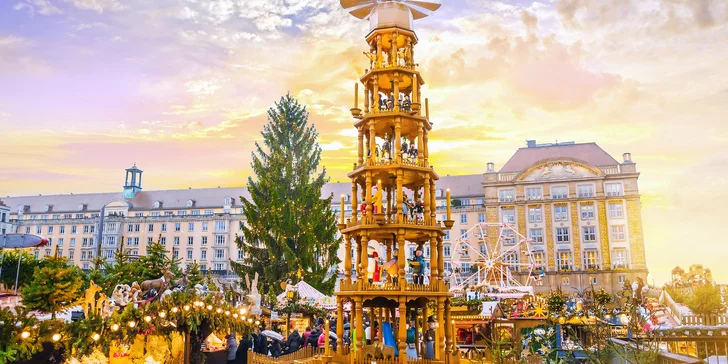 Vánoční trh Striezelmarkt na náměstí Altmarkt je opravdu úchvatný. Zažijete tu jeden z nejkrásnějších adventů v Německu.