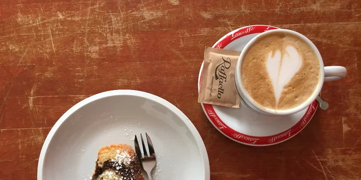 Udělají vám tu kafe podle vašeho gusta: espresso, cappuccino nebo latte. 