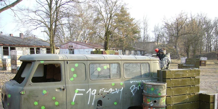 99 Kč za paintballovou bitvu v novém areálu letiště v Hradci Králové. 100 kuliček, kombinéza a barevná jarní řež bez časového omezení.