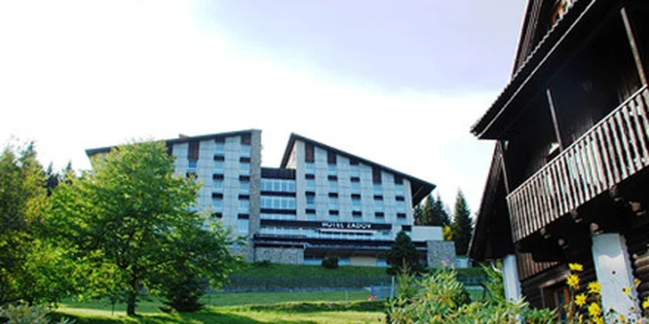 Tři dny na Šumavě pro DVA s polopenzí. Užijte si aktivní dovolenou v přírodě, komfort hotelu Zadov***+ i procházky s holemi nordic walking.
