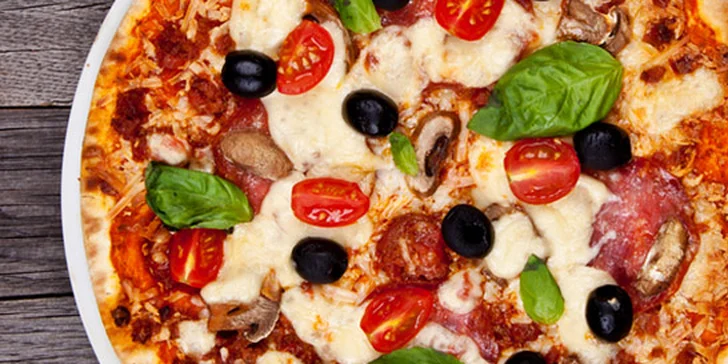 Dvě čerstvě upečené pizzy dle vašeho výběru