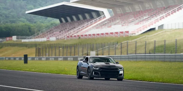 S motorem SS 6.2 o výkonu 450 koní najezdíte neomezený počet kilometrů a na tuhle životní jízdu určitě nezapomenete.