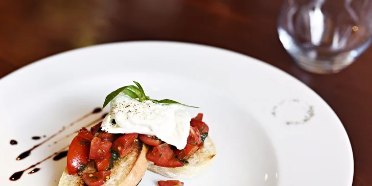 Jako předkrm se vašim chuťovým buňkám představí bruschetta s rajčatovým cevichem, bazalkovým pestem a buvolí mozzarellou.