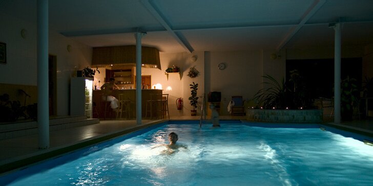 Romantická noc v hotelu. Vstup do bazénu i sekt