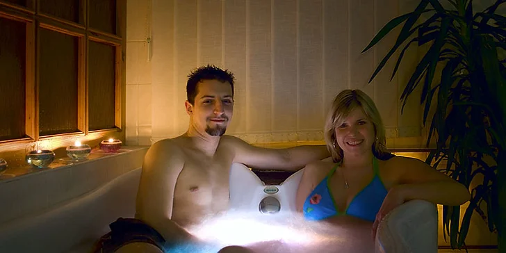 Romantická noc s wellness a lahví sektu
