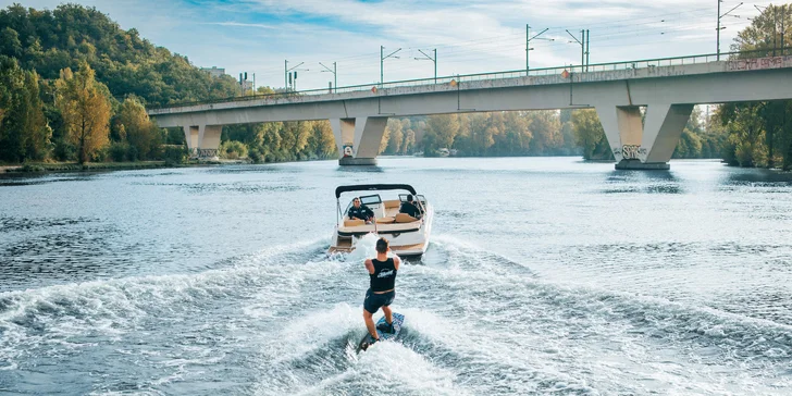 Frčet za skútrem můžete na vodních lyžích, wakeboardu nebo tažném nafukovacím kruhu.