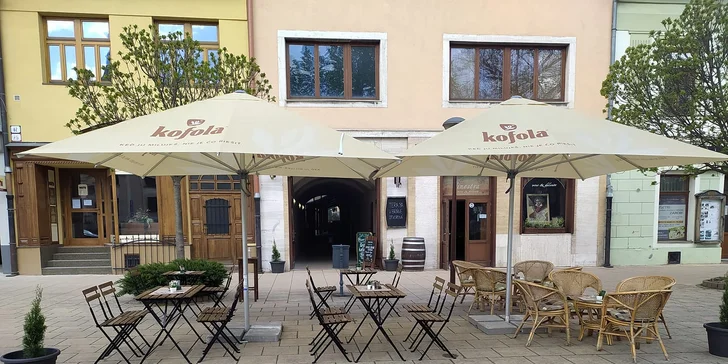 Finestra restaurant & cafe nájdete priamo na Radničnom námestí v Spišskej Novej Vsi