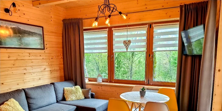 Interiéry kombinujú drevo, kameň a moderné dizajnové prvky (Apartmán 1) 