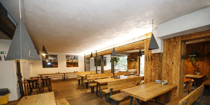 Restaurace je otevřená celý den, a tak si sem zaskočte třeba i na oběd nebo na večeři.