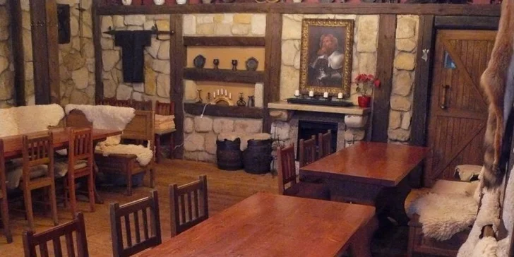 V atmosféře restaurantu vyladěného do středověkého stylu vám bude blaze. 