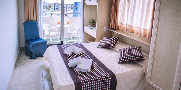 Přivítá vás tu hotel Margherita, kde si užijete pokoj s balkónem, vychutnáte si plnou penzi a do moře skočíte prakticky rovnou ze dveří – soukromá pláž je jen 30 m od hotelu. 