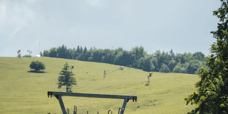  V cene voucheru je obojsmerný lístok na lanovku. Jedna jazda trvá v lete cca 15⁠–⁠20 minút.