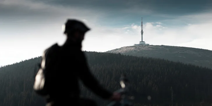 Objevíte horské cesty, vyhlídky a hluboké lesy, kam se běžný návštěvník často vůbec nedostane.