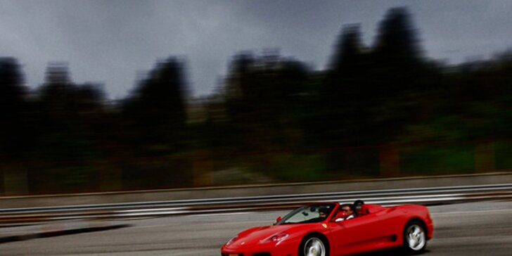 Divoká jízda v otevřeném Ferrari F360 na Czechringu