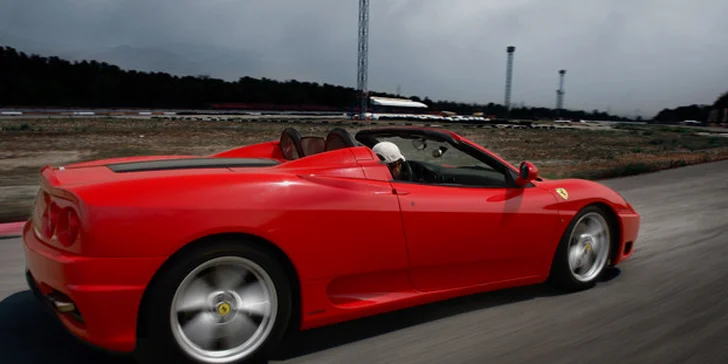 Divoká jízda v otevřeném Ferrari F360 na Czechringu