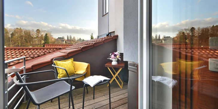Některé apartmány mají i balkon s výhledem na řeku Chrudimku.
