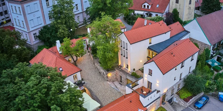 Hotel se nachází v centru Benešova, na okraji památkově chráněného území Karlov osídleného již v 11. století.