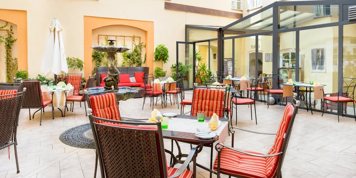 Ve dvoře hotelu je příjemné posezení.