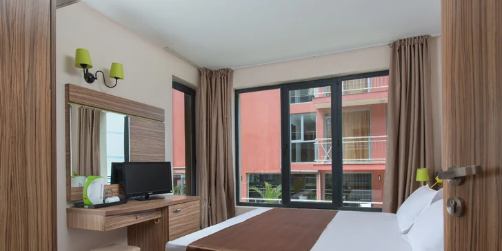 V každém pokoji najdete vlastní koupelnu, televizi a minibar, nechybí ani klimatizace, balkon a připojení na Wi-Fi.