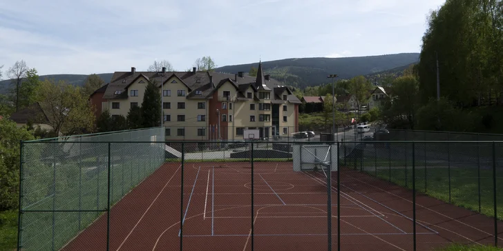 Nechybí sportovní zázemí: máte volný vstup na tenisové kurty a fotbalové hřiště před hotelem.