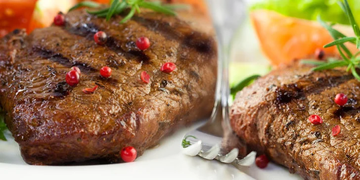 Dva 300g hovězí rumpsteaky z argentinského býčka.  Včetně přílohy a česnekového nebo chilli dipu. Šťavnaté hody pro dvě osoby se slevou 61 %.