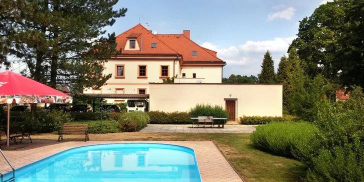 V letních měsících se osvěžíte ve venkovním bazénu.
