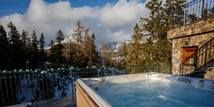 Exteriérová vírivka s výhľadom na Tatry patrí k najväčším lákadlám. 