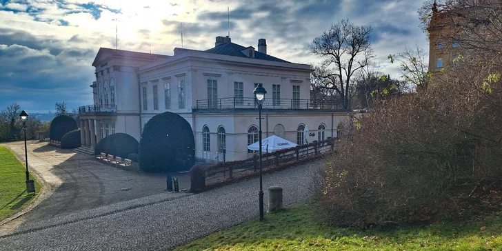 Rozprostřete si deku pod stromy, najděte si sluncem zalité místo nebo klidné zákoutí s výhledem na vinice, letohrádek, jezírka či Prahu.