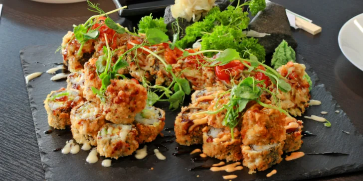 Jestli si myslíte, že už jste zkusili všechno, vyberte variantu se smaženým sushi. 