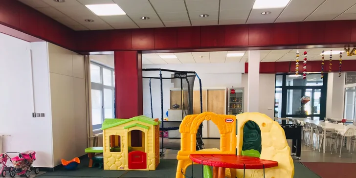 Party room nabízí taneční prostor, boulderingovou stěnu, trampolínu, skákací hrad, bazének s míčky, houpadla i stolní fotbálek a šipky.