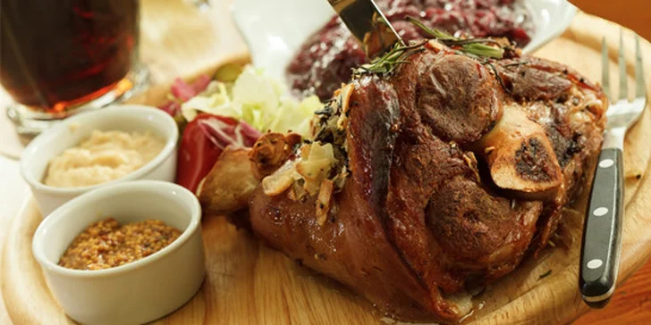 Pečené vepřové koleno v Zámecké restauraci v Manětíně