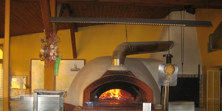 119 Kč za DVĚ pizzy dle výběru - průměr 32 cm. Pochutnejte si na vynikající pizze, zaparkujte v Garáži s 53% slevou.