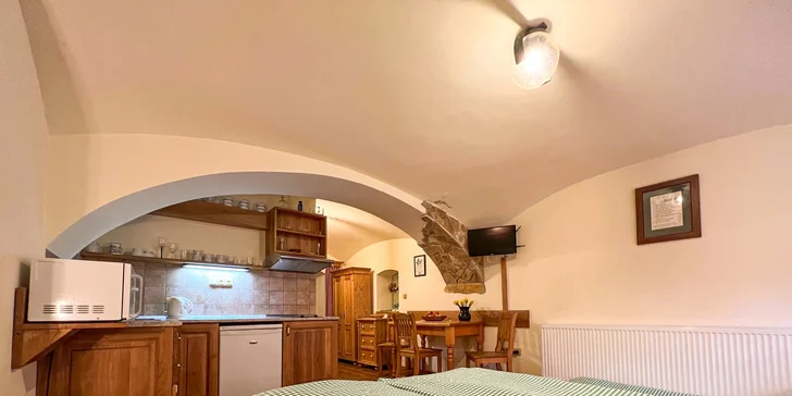 Pokoje  i apartmány jsou vybavené dřevěným nábytkem v selském stylu.