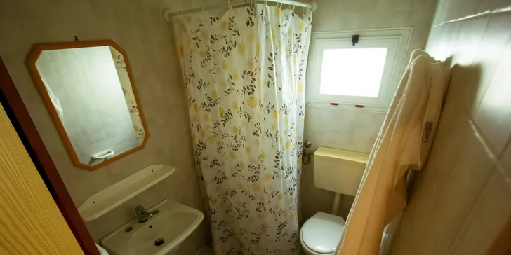 Typ Elite a A je vybaven vlastním sociálním zařízení (umyvadlo, WC, sprcha), bungalov B má pouze umyvadlo, sociální zařízení je k dispozici zdarma v těsné blízkosti. 