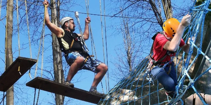 Neomezený jednodenní vstup pro dva do vysokého lanového parku v Outdoor centru Helfštýn. Adrenalin na 120 metrech překážek v korunách stromů!