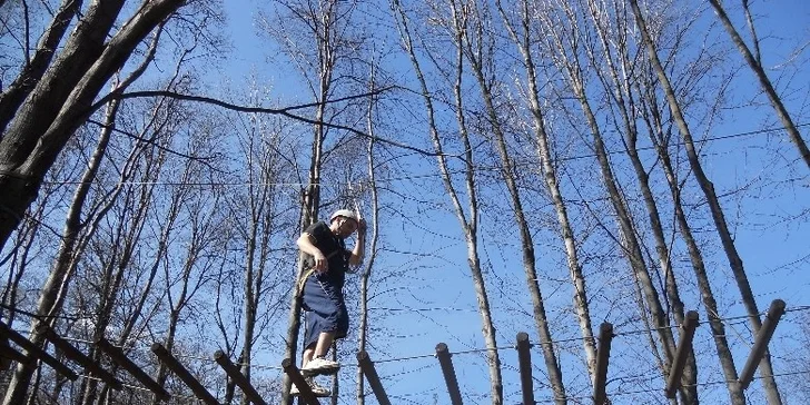 Neomezený jednodenní vstup pro dva do vysokého lanového parku v Outdoor centru Helfštýn. Adrenalin na 120 metrech překážek v korunách stromů!